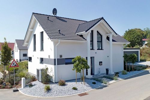 Einfamilienhaus mit Satteldach und Garage