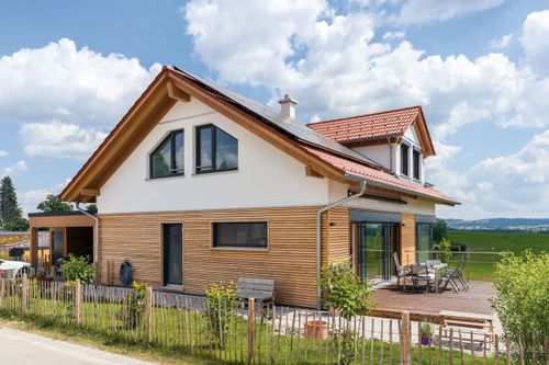 Vitalhaus Kempten - Blick von der Straße auf Eingangsbereich mit Carport und Garten