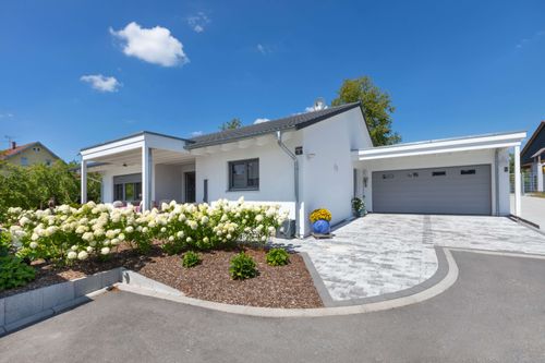 Bungalow mit Satteldach und Garage