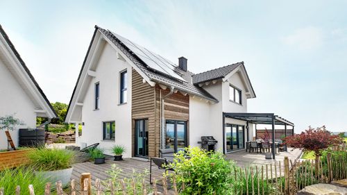 Karesa_Fertighaus_Familie_Satteldachhaus_Erker_Haus_NEubau_Family_Zuhause_aussen_2.jpg