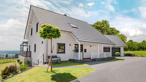 Karesa_Fertighaus_Familie_Satteldachhaus_Erker_Haus_NEubau_Family_Zuhause_aussen_3.jpg