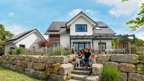 Karesa_Fertighaus_Familie_Satteldachhaus_Erker_Haus_NEubau_Family_Zuhause_aussen_People_1.jpg