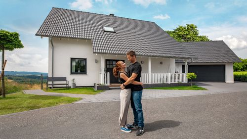 Karesa_Fertighaus_Familie_Satteldachhaus_Erker_Haus_NEubau_Family_Zuhause_aussen_People_2.jpg