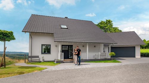 Karesa_Fertighaus_Familie_Satteldachhaus_Erker_Haus_NEubau_Family_Zuhause_aussen_People_3.jpg