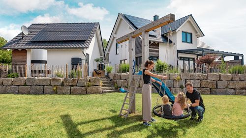 Karesa_Fertighaus_Familie_Satteldachhaus_Erker_Haus_NEubau_Family_Zuhause_aussen_People_4.jpg