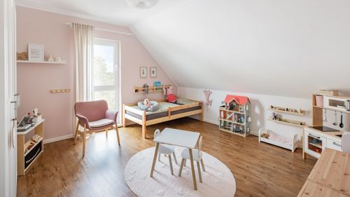 Karesa_Fertighaus_Familie_Satteldachhaus_Erker_Haus_NEubau_Family_Zuhause_innen_13_kinderzimmer.jpg