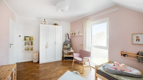 Karesa_Fertighaus_Familie_Satteldachhaus_Erker_Haus_NEubau_Family_Zuhause_innen_14_kinderzimmer.jpg