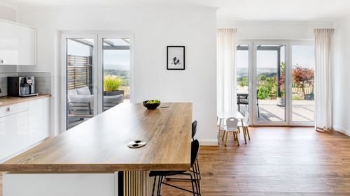 Karesa_Fertighaus_Familie_Satteldachhaus_Erker_Haus_NEubau_Family_Zuhause_innen_6.jpg