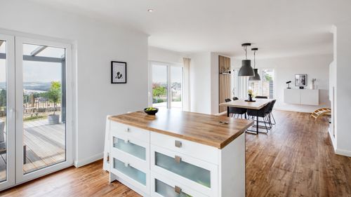 Karesa_Fertighaus_Familie_Satteldachhaus_Erker_Haus_NEubau_Family_Zuhause_innen_7.jpg