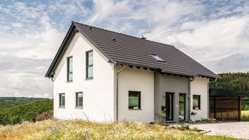 Kelari_aussen_Satteldachhaus_Erker_Keller_Terrasse_Balkon_1.jpg