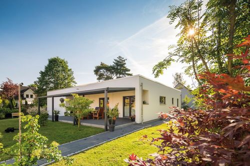 Moderner Bungalow mit Flachdach, großem Garten und Terrasse