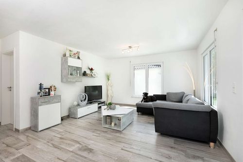 Das Wohnzimmer mit großem Sofa 