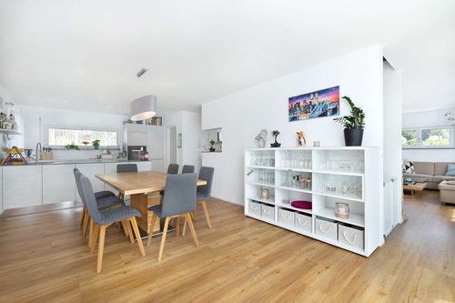 Wohn-Essbereich getrennt durch die Treppe