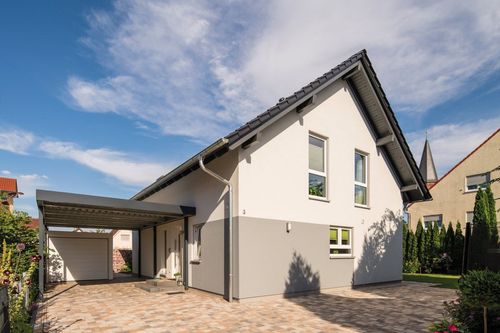 Modernes Fertighaus mit Satteldach und Carport