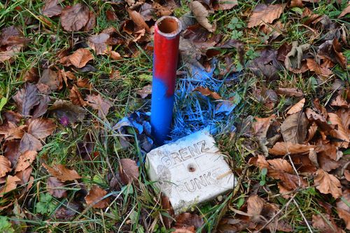 Nahaufnahme einer Grundstücksbegrenzung im Garten