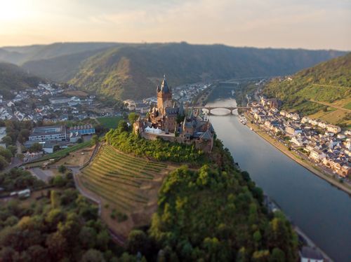 Luftansicht der Cochem Reichsburg und Umgebung