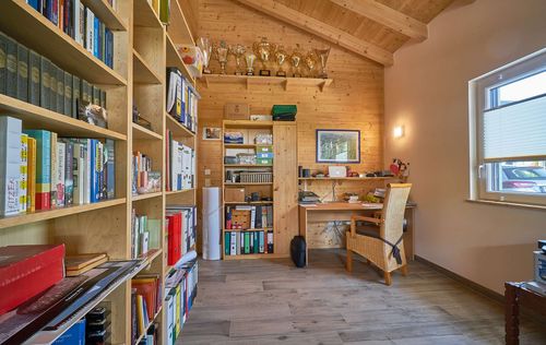 Das Büro des Bungalows aus Holz mit Putzfassade