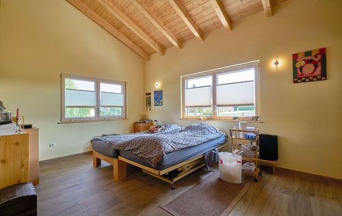 Das Schlafzimmer des Bungalows aus Holz mit Putzfassade