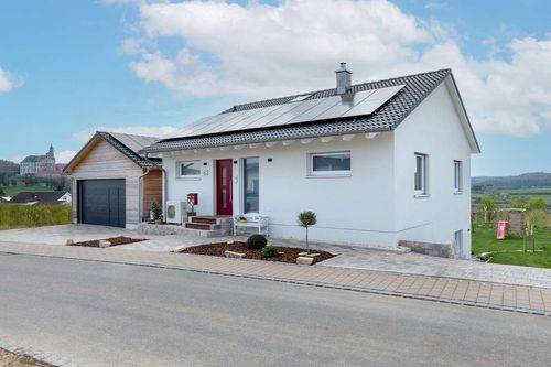 Straßenseite des Einfamilienhauses