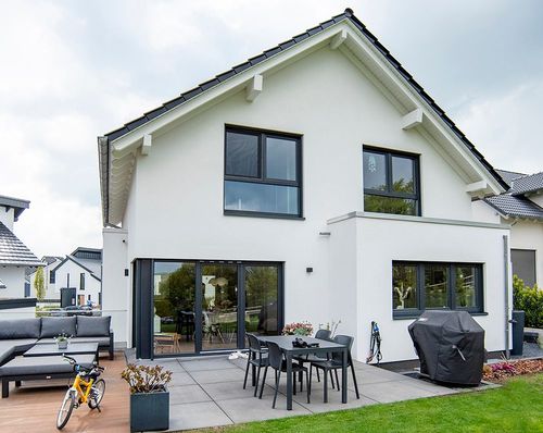 Modernes Einfamilienhaus mit Satteldach, Garten und Terrasse