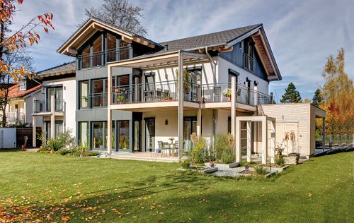 Modernes Zweifamilienhaus aus Holz mit Wintergarten