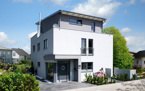 Modernes Fertighaus im Kubusstil mit Dachterrasse