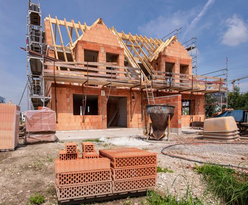 Baustelle eines modernen Massivhauses als Fertighaus