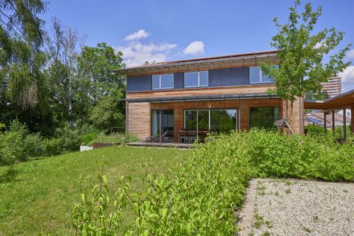 Modernes Holzhaus mit Lärchenholzfassade und Fassadenplatten in anthrazit