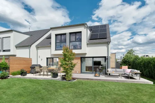 Heizung im Fertighaus: Einfamilienhaus mit Solaranlage 